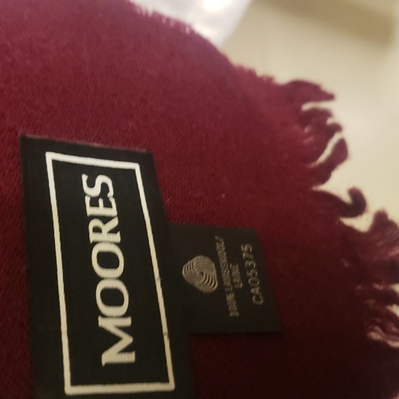 Brand-new hasn't been worn 100% lambs wool scarf - Picture 2 of 3